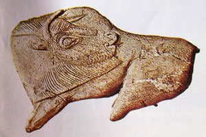 Bisonte in osso intagliato del XIII millennio a.C. Dordogna, La Madaleine